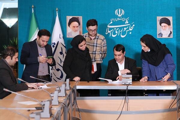 پیشنهاد برخی نمایندگان برای افزایش پلکانی حقوق در سال آینده