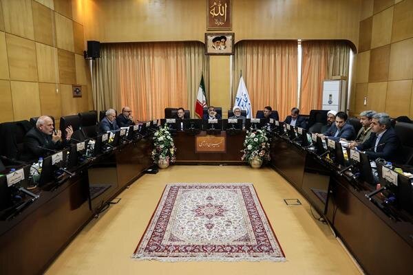 بررسی موانع اجرا و تامین مالی طرح های پالایشگاهی و پتروپالایشگاهی در کمیسیون انرژی