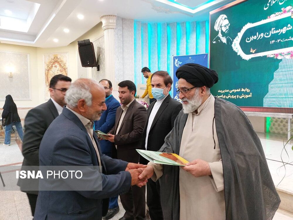 معلمان و دبیران بازنشسته و نمونه آموزش و پرورش ورامین مورد تقدیر قرار گرفتند