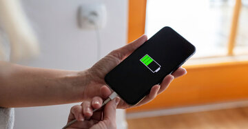موبایل cell-phone-charging-101.jpg